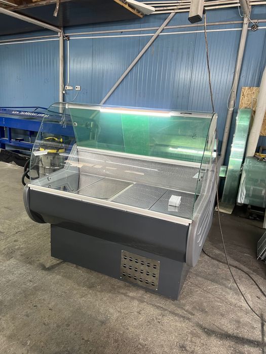 Vitrina frigorifica mezeluro cu geam curbat