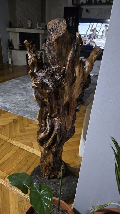 Sculptură din lemn și piatră