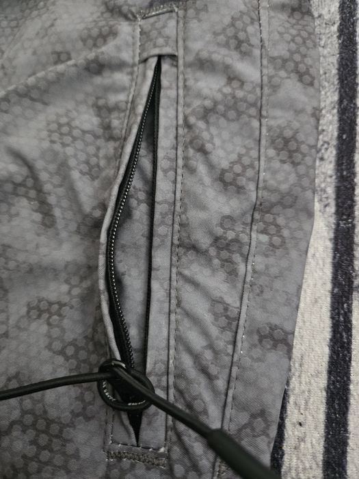 Pantalon Cropp jogger fas gri armata buzunare laterale fermoar si capse