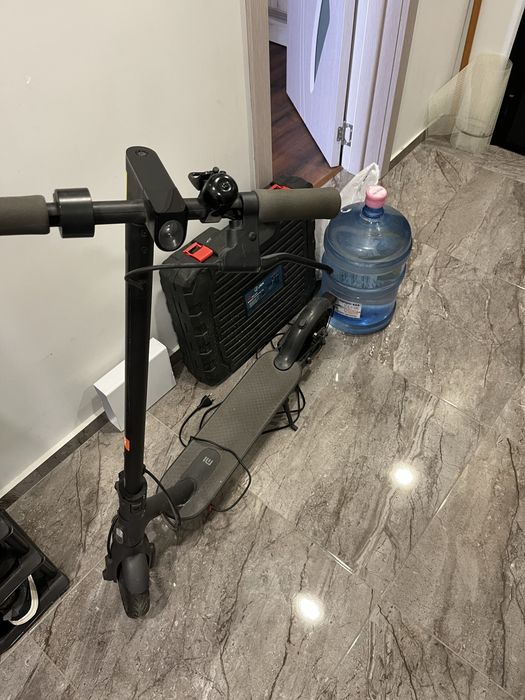Електрическа тротинетка Xiaomi Mi Scooter Essential, Мощност на двигателя 250 W, Автономия 20 км, Максимална скорост 20 км/ч, Черен