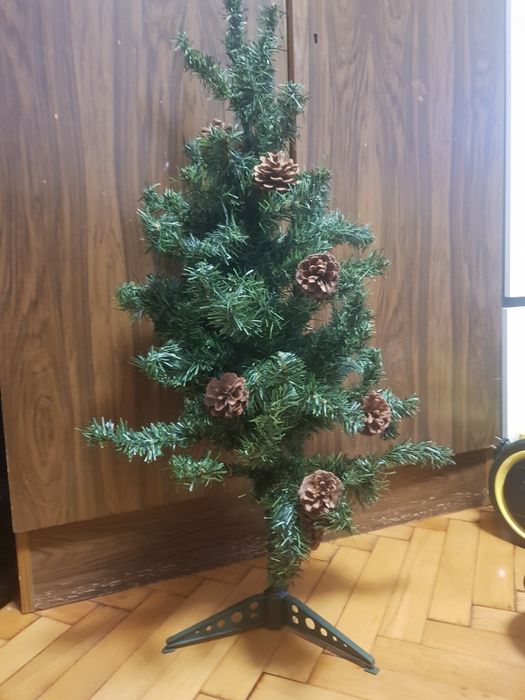 Изкуствена елха с шишарки -  височина 1 м.