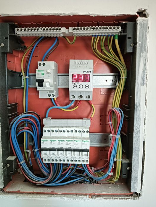Electrician calificat cu experiență