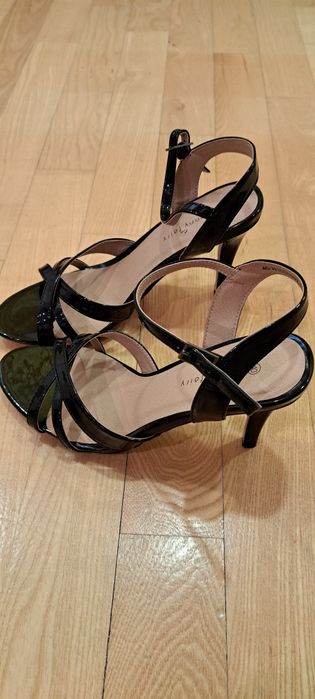 Sandale negre imitație lac