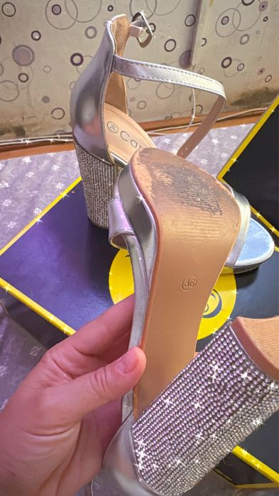 Sandale argintii cu strasuri pe toc marimea 36 potrivite si pt 37