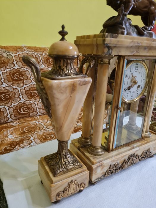 Vand ceas de semineu din marmura cu statuie de bronz