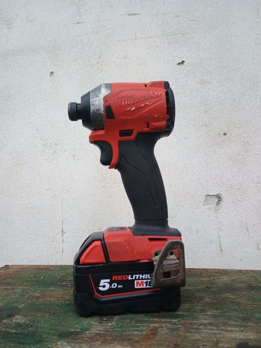 Filetanta cu impact pt biti milwaukee fid2 cu baterie de 5 amperi