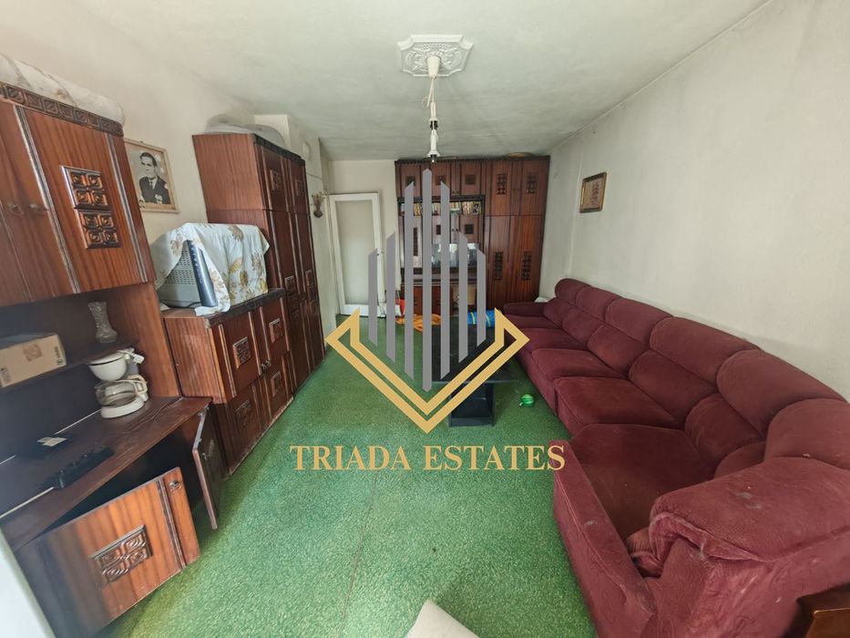 Двустаен апартамент с отделна кухня в панелен блок в жк.Славейков с Т