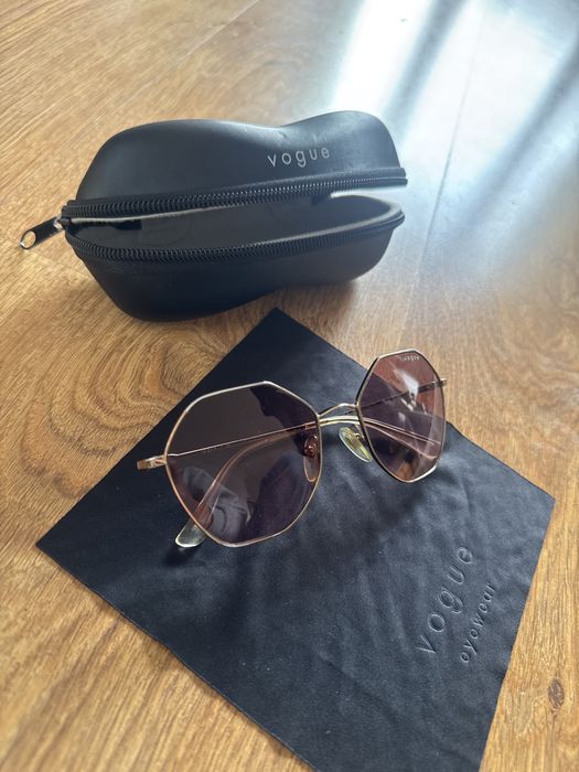 Слънчеви очила Vogue закупувани от Леонардо оптики