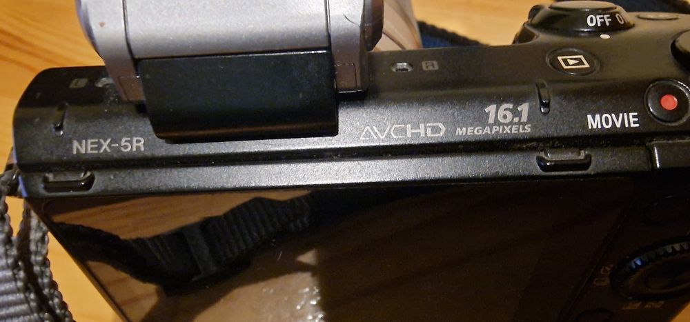 Продавам цифров фотоапарат SONY NEX-5R