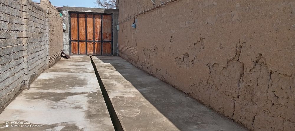 Hovli Sotiladi. Nazarbek Harakat mahalla Safo kafesi roparasidan.