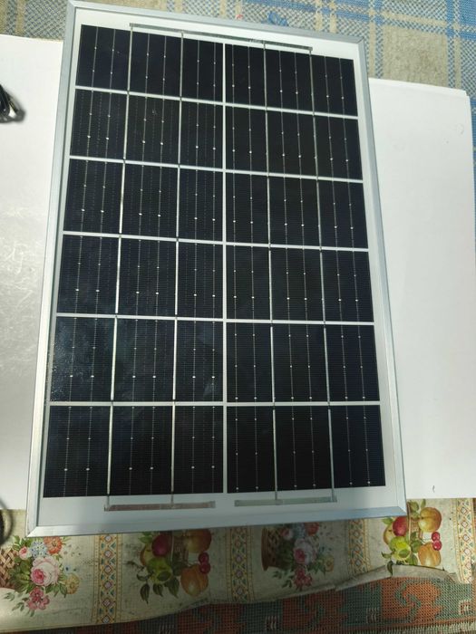 Panou solar cu 2 proiectoare si incarcare mobila