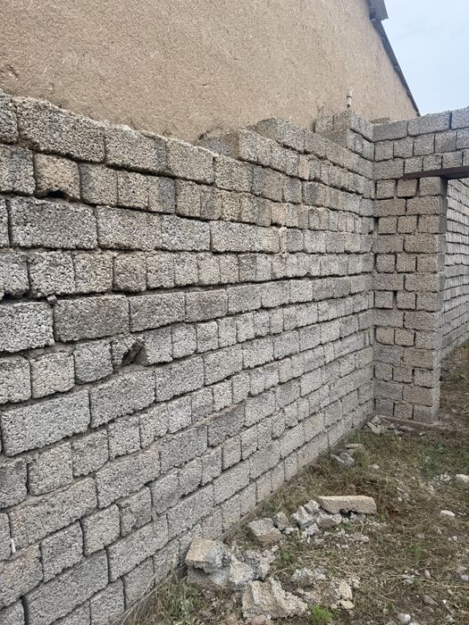 Blok g’isht sotiladi
