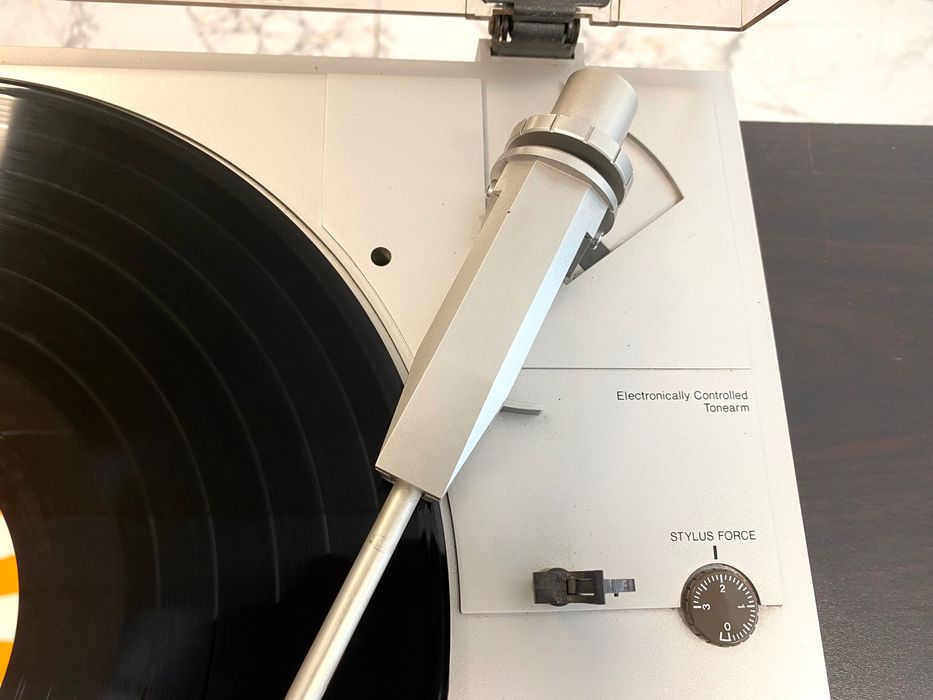 Тримоторен грамофон Denon