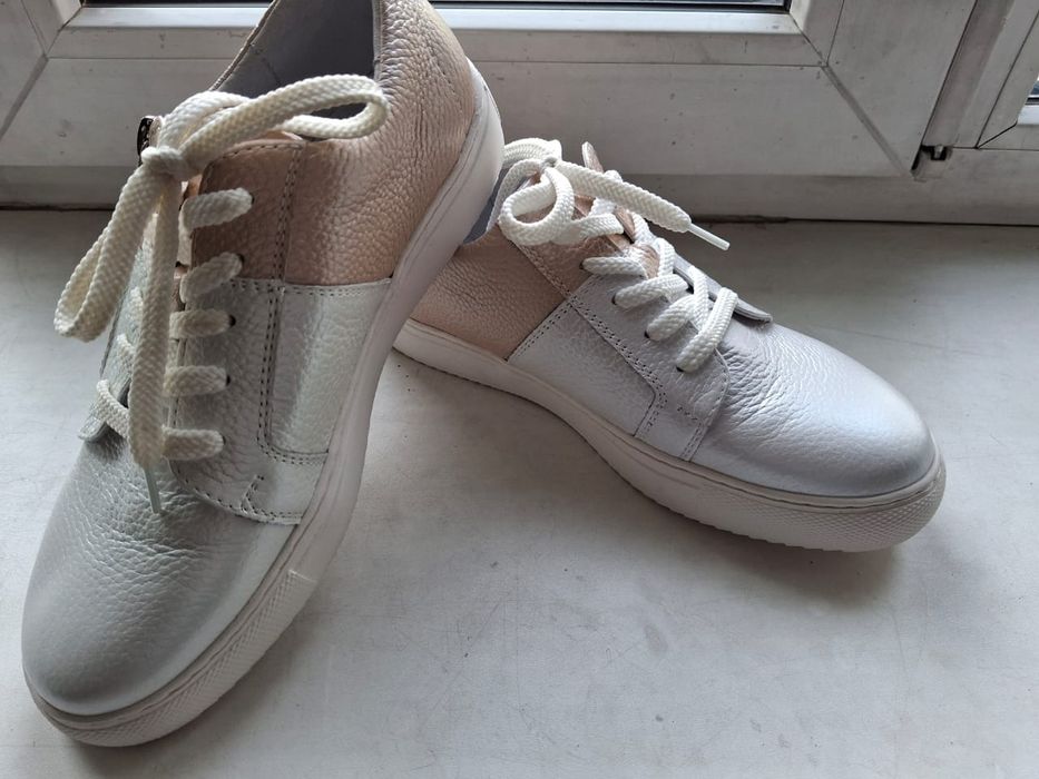 женские кожаные кроссовки