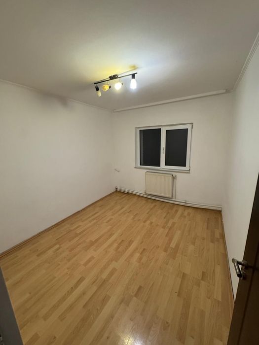 Vand apartament cu 4 camere zona Obcini