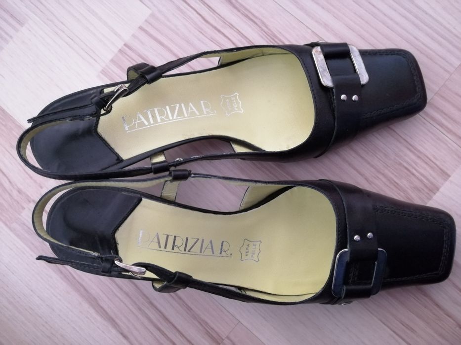 Pantofi negri din piele decupați în spate