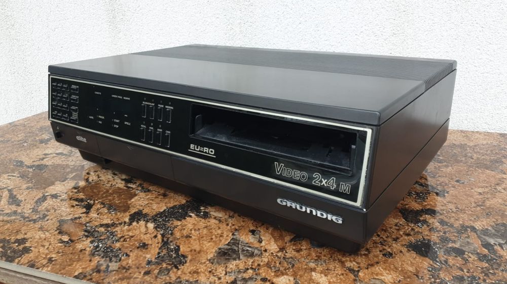 Vând video 2x4M( 2000) marca Grunding model 850 -made in Germany