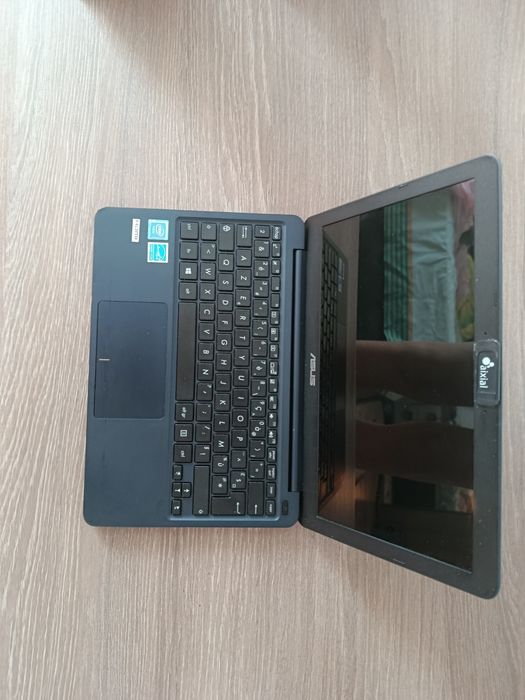 Vând laptop ASUS Notebook E200H (netestat)