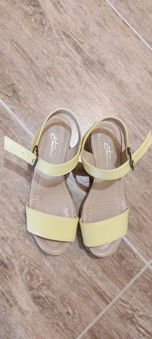 Чисто нови сандали