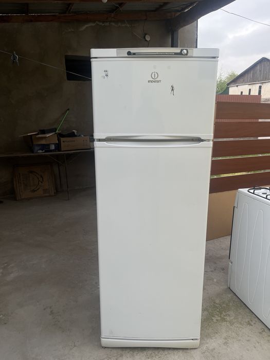 Холодильник indesit