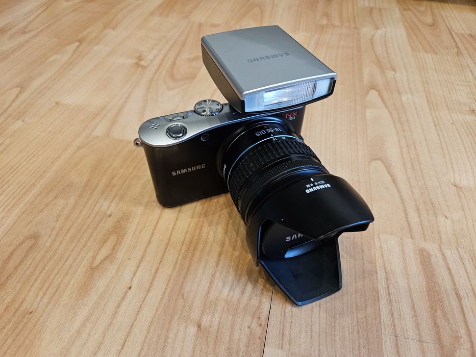 Samsung NX100 cu obiectiv 18-55mm