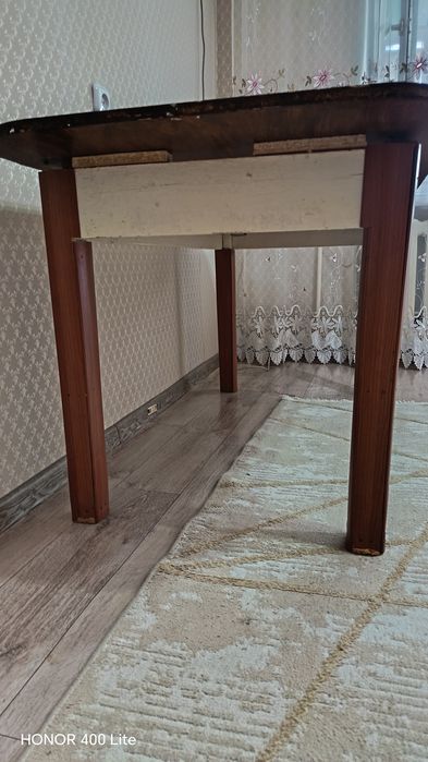 Продам б/у стол для гостиной