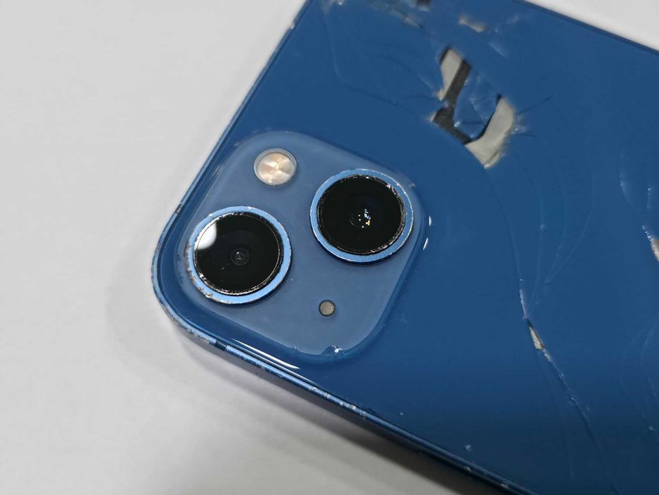 Apple iPhone 13 128GB лошо външно състояние