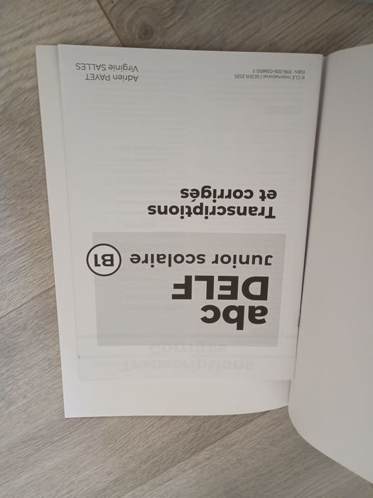 Vând carte pentru pregătire la franceză nivel B1