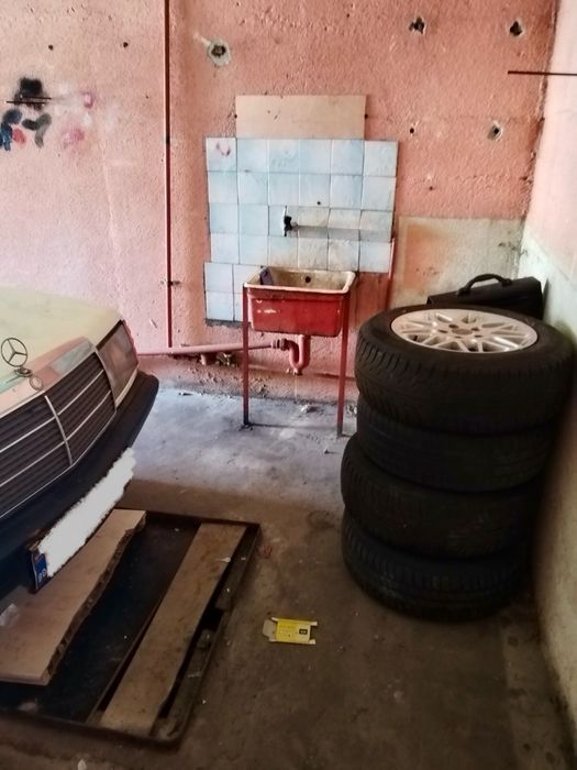 Продавам гараж 26.43 кв.м. (бл. 40), гр. Казанлък, ж.к. Изток