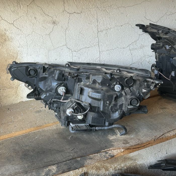 Фарове Toyota Rav 4 V генерация оборудвани
