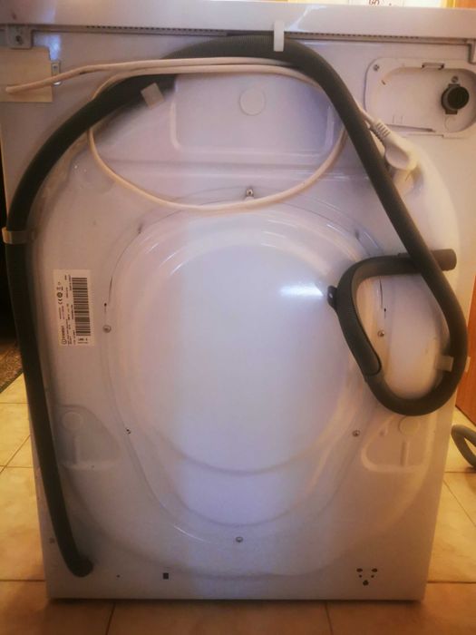 Mașină de spălat rufe Indesit uzată în perfectă stare de funcționare