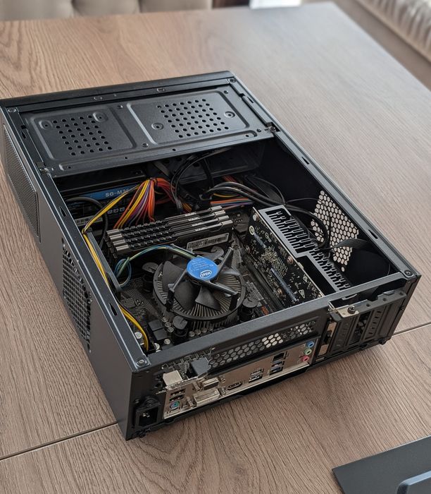 Компютър Intel (R) core (TM) i3-10100 CPU  3.60 GHz 32 RAM NVIDIA