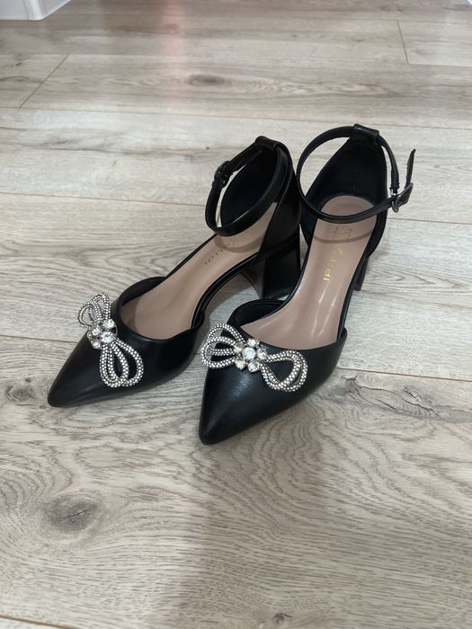 Черный туфли на каблуке с бантом