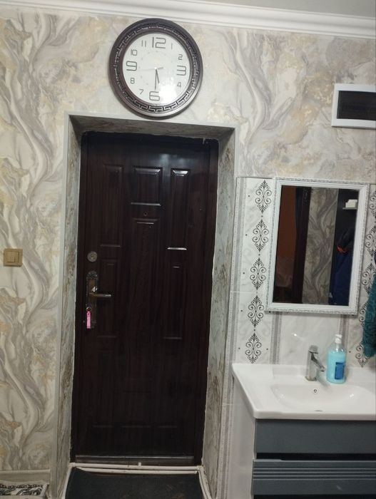 Урганч ш. марказида  2 этажида 4 хонали квартира жихози б/н сотилади