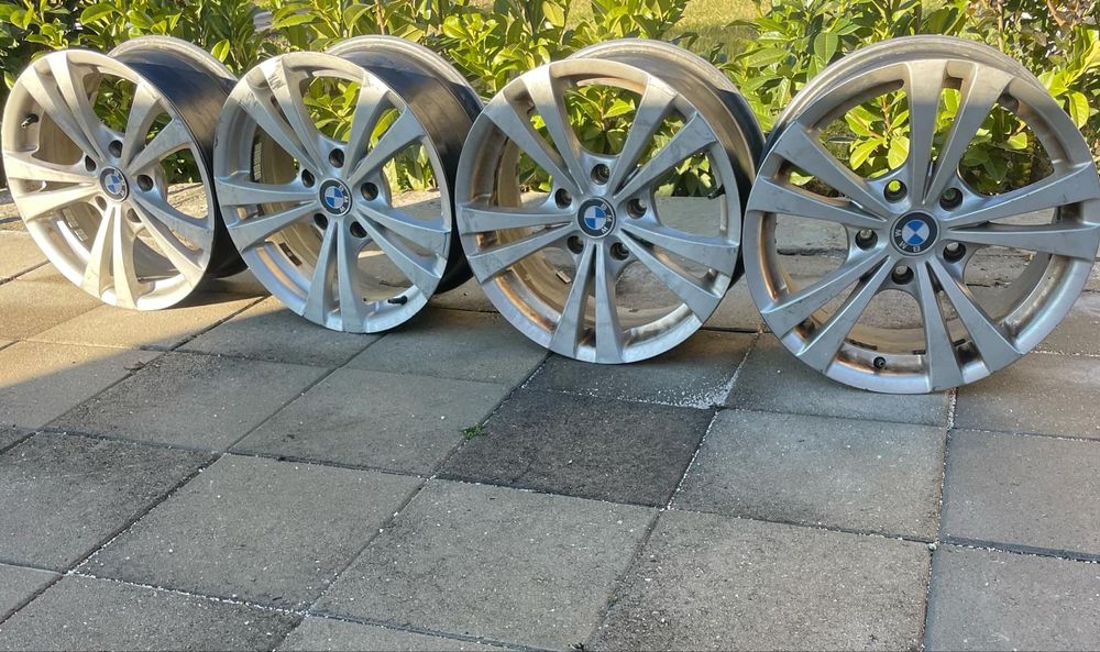 Джанти за BMW . Използвани, с малка драскотина.