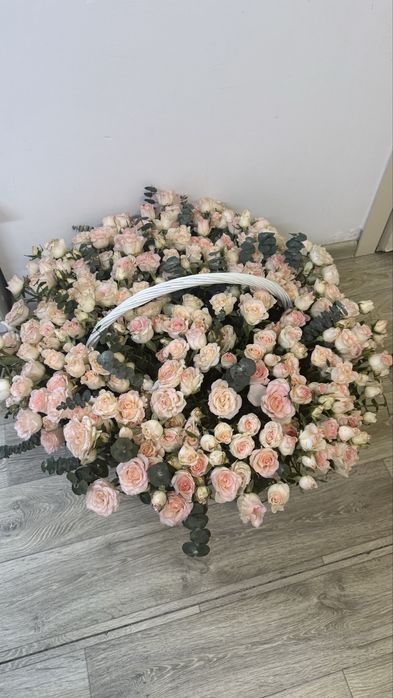 Цветы Кустовые Розы в корзинке