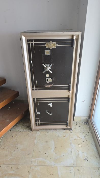 Lacatus Deblocari Usi metalice , Auto si seife ( case de bani )