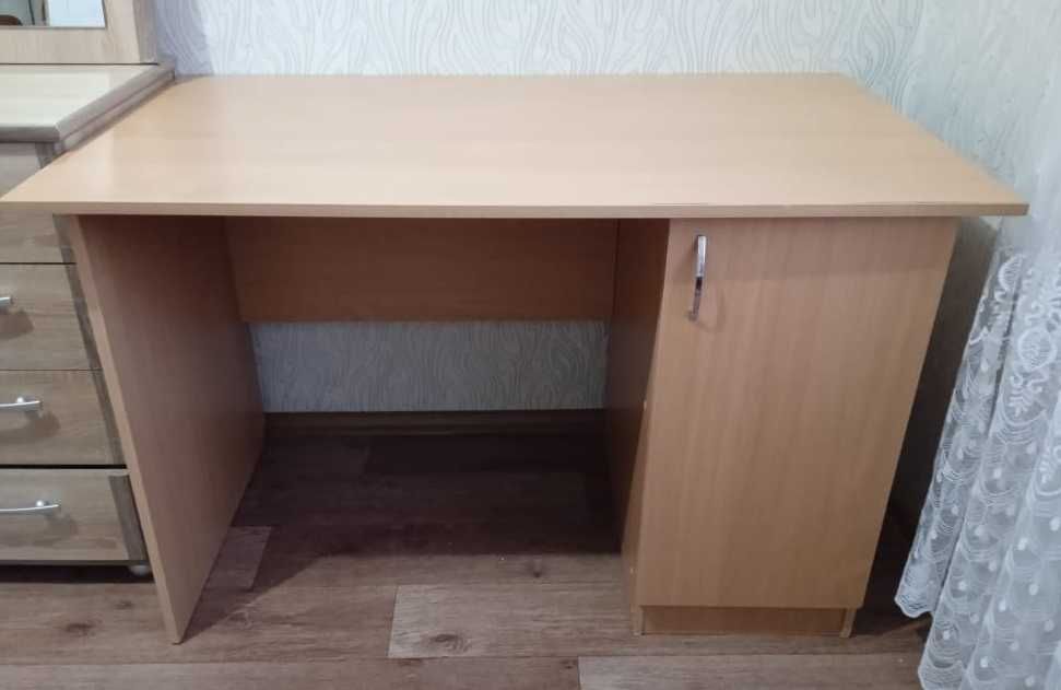 Продам удобный письменный стол