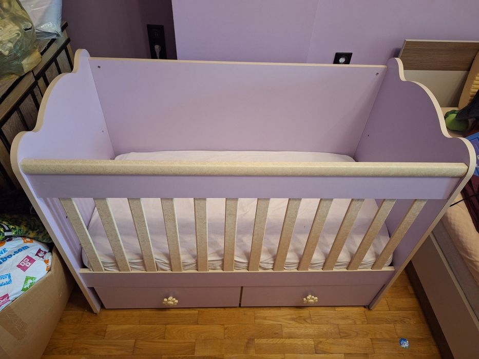 Продавам нежна, розова детска дървена кошара за момиче