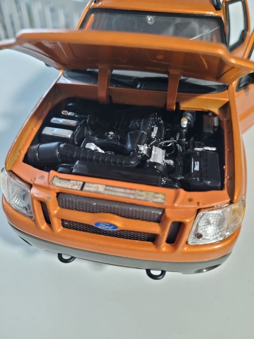 Ford Explorer Sport Trac Orange Maisto модел 1/18 

Отваря