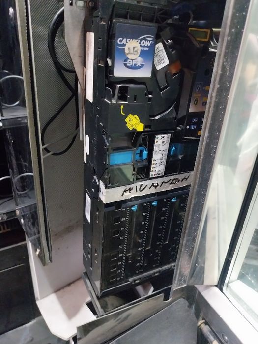 Продавам хладилна вендинг машина Саеко за снаксове и напитки