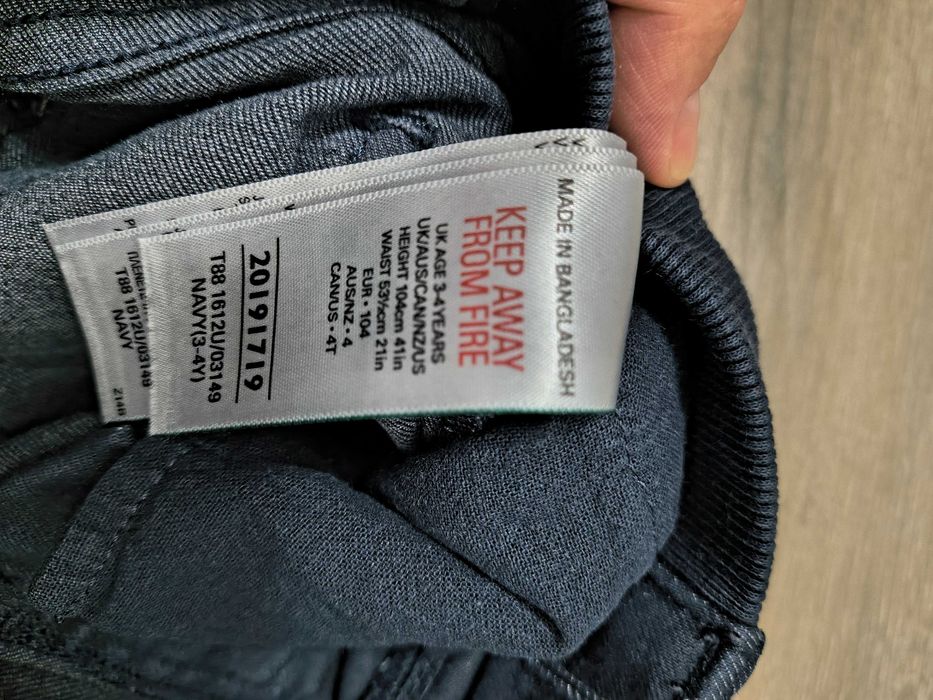 Pantaloni băieți 3/4ani M&S