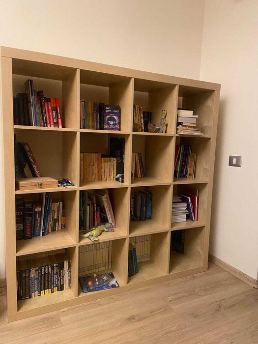 Biblioteca etajera kallax