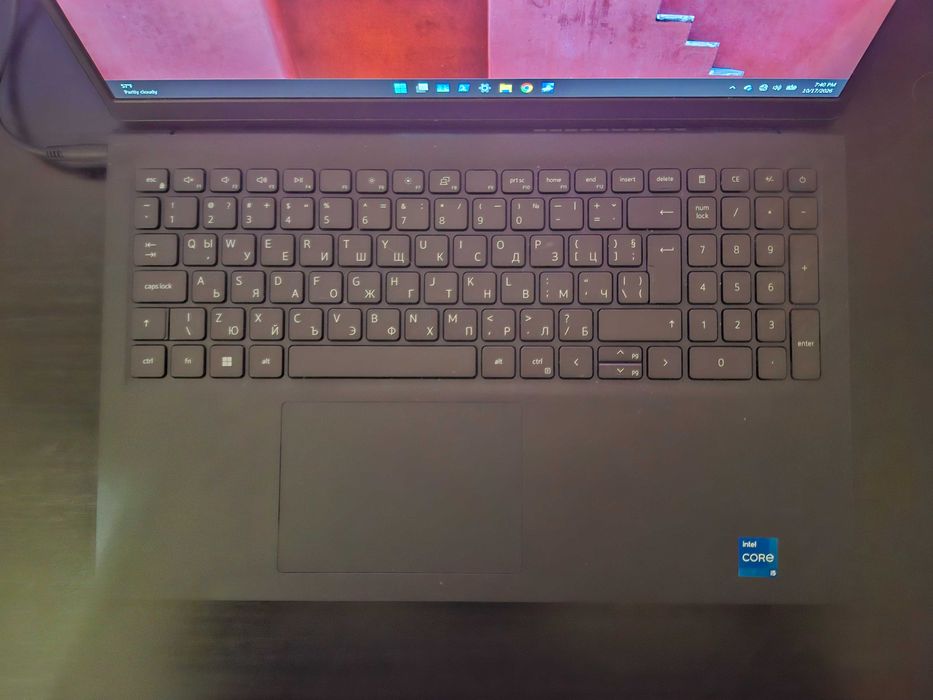 Лаптоп Dell Vostro 15 3510, Intel Core i5-1135G7, 32GB RAM, SSD 240GB + свободен NVMe слот, 15.6" Full HD, Iris Xe, БДС клавиатура, с кутия
