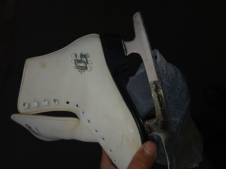 Продам коньки срочно.