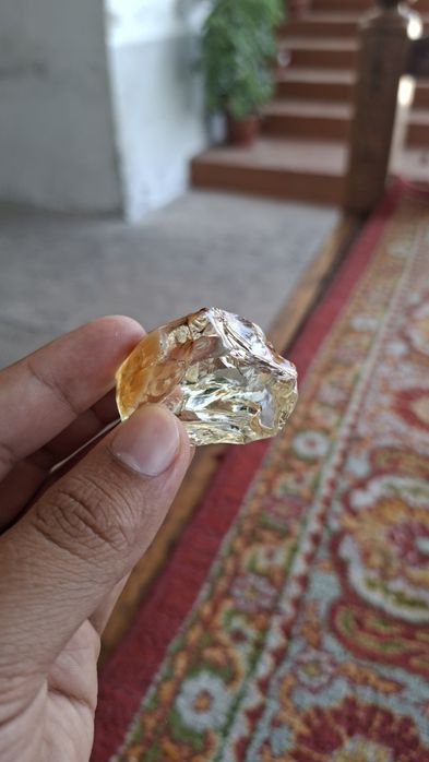 Tosh sotiladi sariq rang
