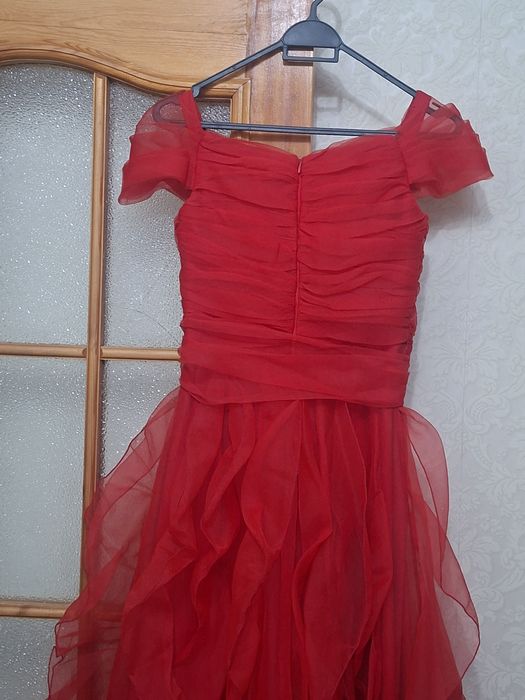 Qizil oqshom koʻylak. 1 marta kiyilgan