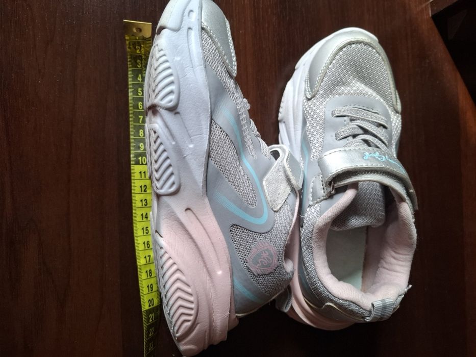 Кроссовки на девочку 5-6 лет