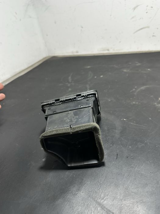 Grila ventilatie dreapta fata Volkswagen vw Golf 5 Jetta 1K0819710