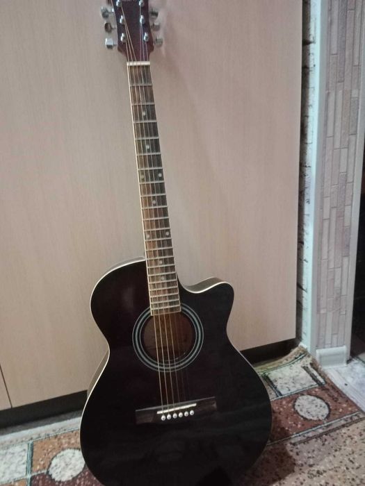 Продам гитару (новые струны + чехол)